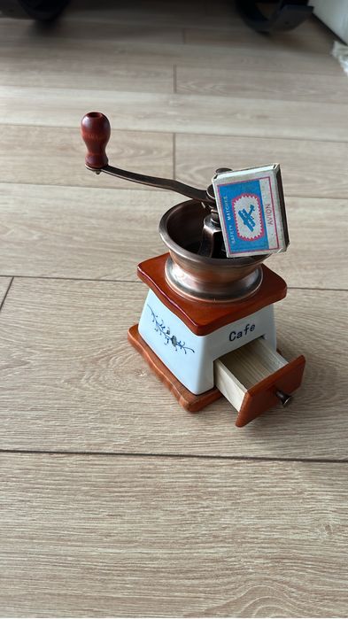 Механическая кофемолка