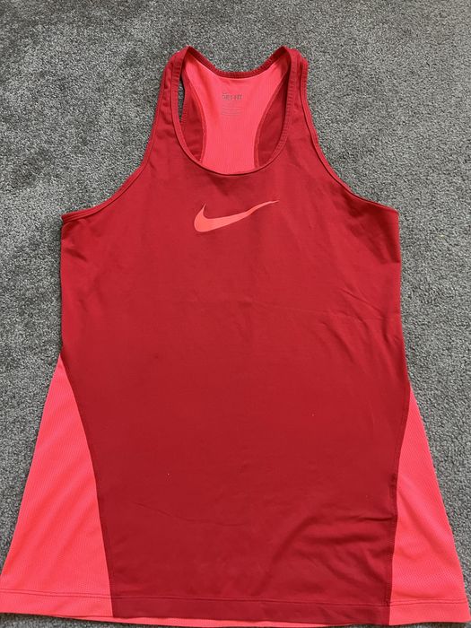 Бюстиета, потници, тениски Nike