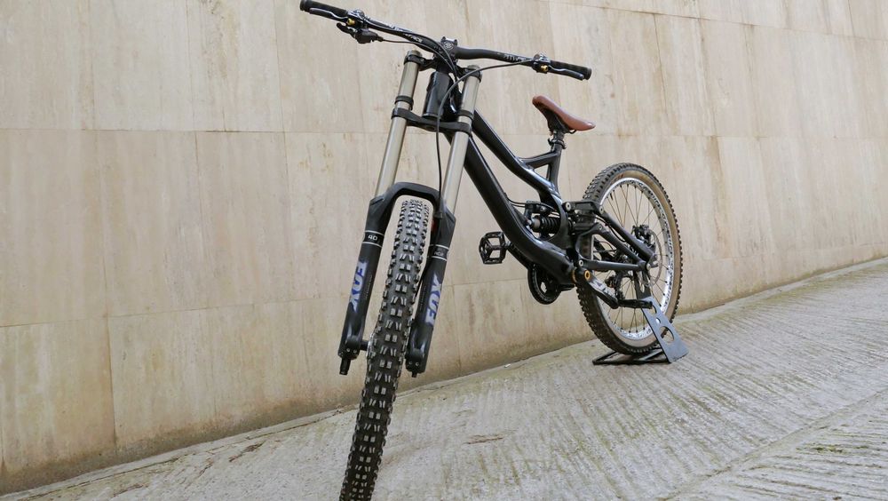 Specialized Demo 8 DH – FOX 40 RC2, Shimano Saint, Mavic Deemax