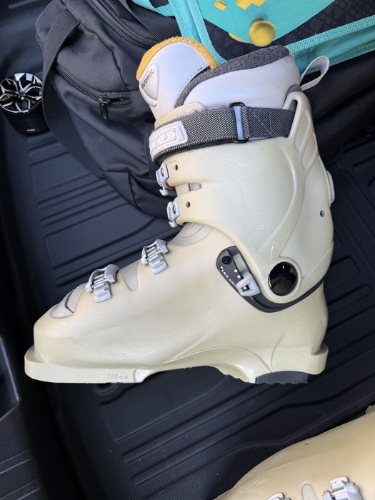 Женские горнолыжные ботинки Salomon