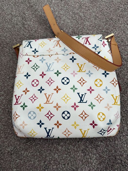 Чанта Louis Vuitton и Чанта VALENTINO