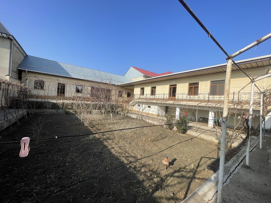 Тез ховли сотилади. 8 соток, 3 комплект уй, 10 та хона