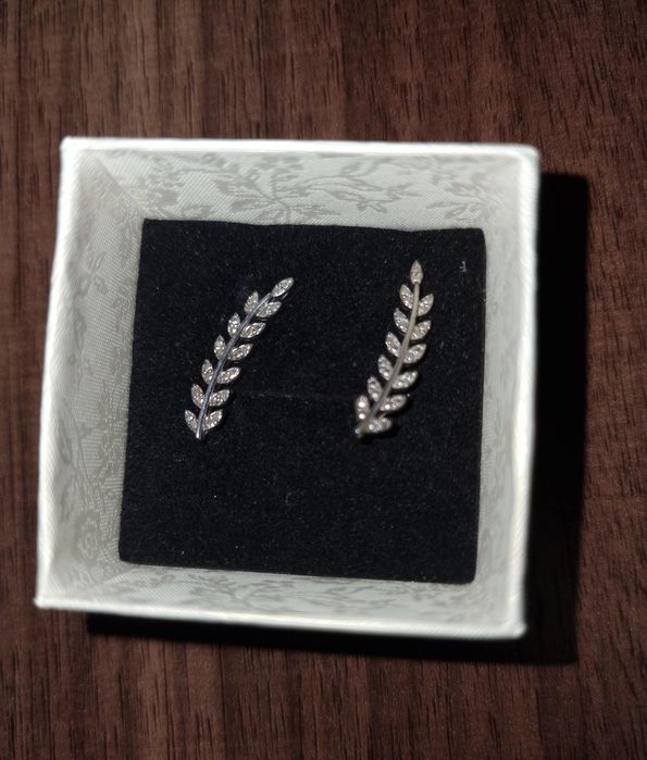 Сребърни обеци тип фиби по дължината на ухото с камъни