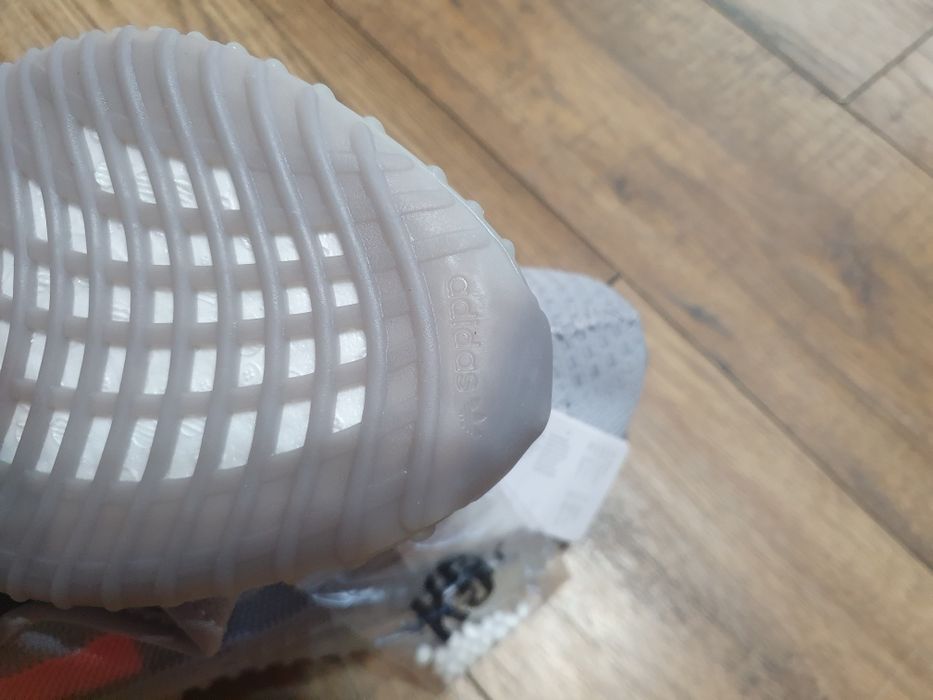 Vând adidasi yeezy boost