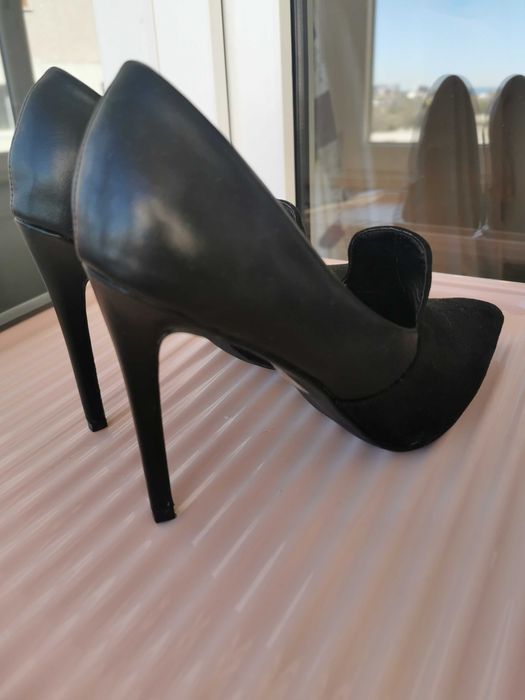 Pantofi negri cu toc inalt