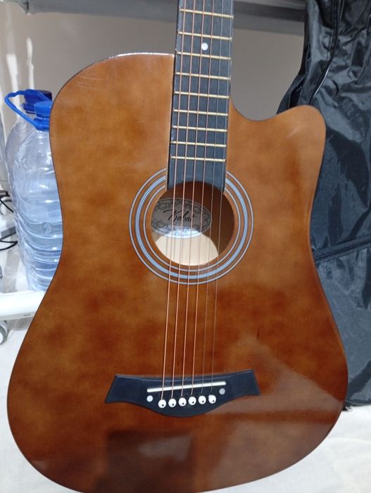 Yangi boshlovchilar va profisionallar uchun akustik gitara