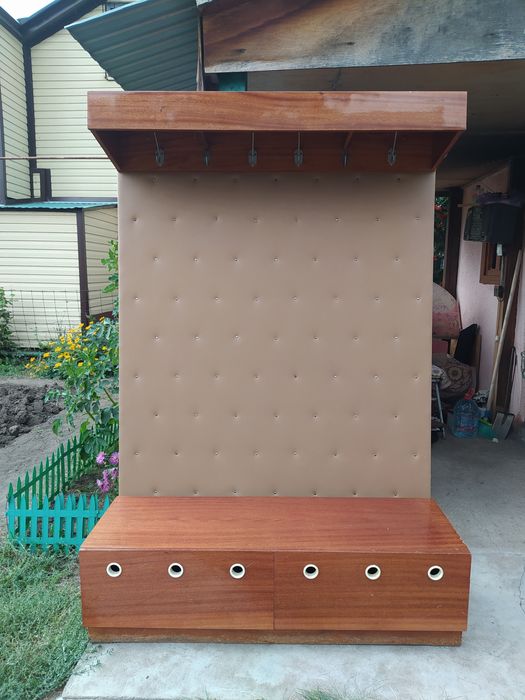 Прихожая вешалка