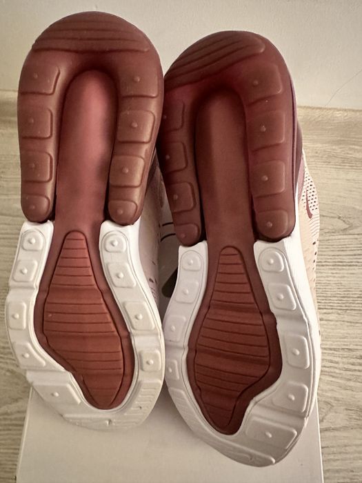 Nike Air Max 270 noi din UK