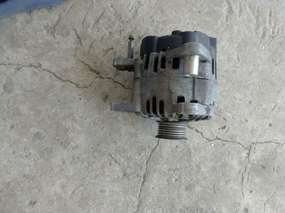 Vînd alternator golf 5 benzina 16 cod motor  bag