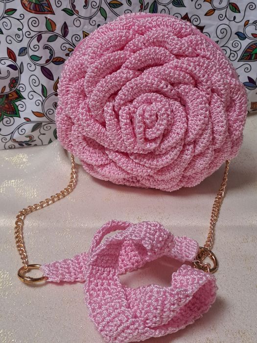 Poșetă handmade  crosetata-trandafir roz,cu fermoar si lanț auriu.