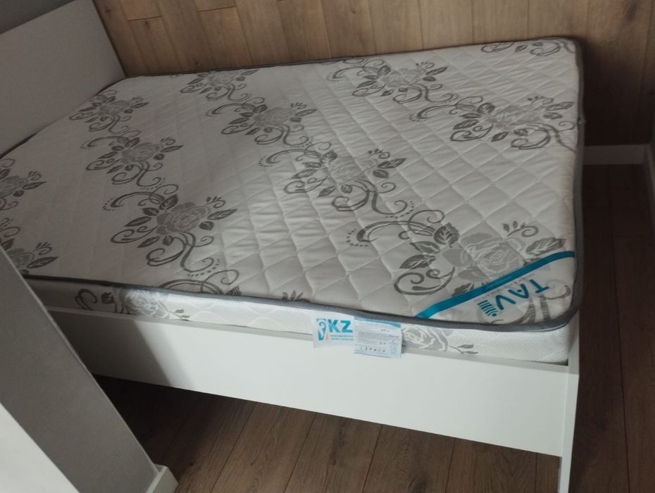 двуспальную кровать
