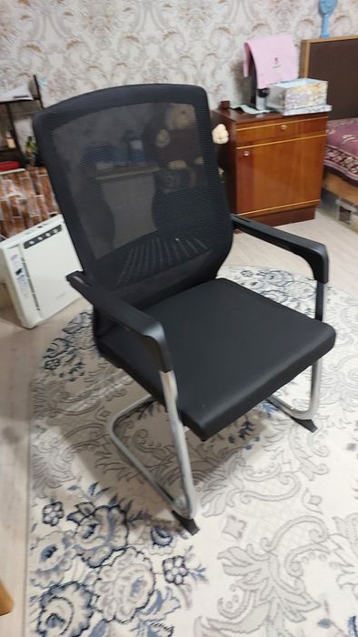 Продам посетительское  кресло  NANO "DAFNA"" эстетичное,черное . удобн