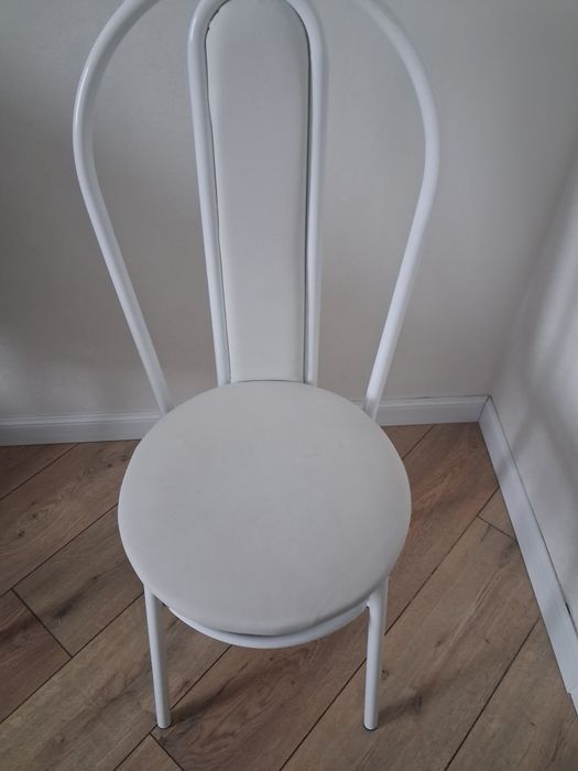 Белые стульчики.