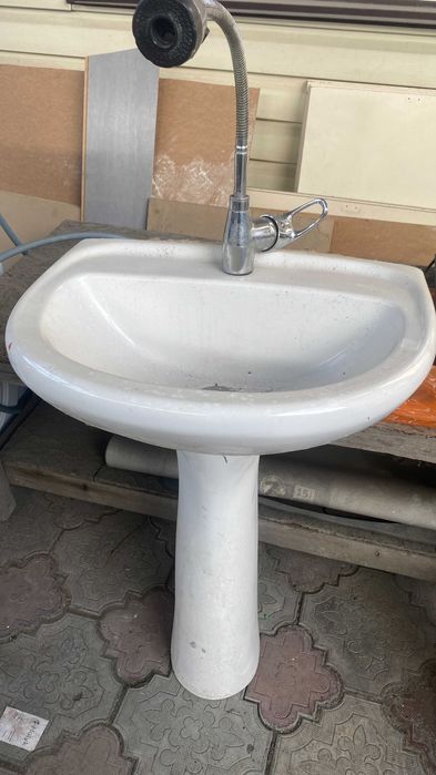 Продам раковину с ножкой