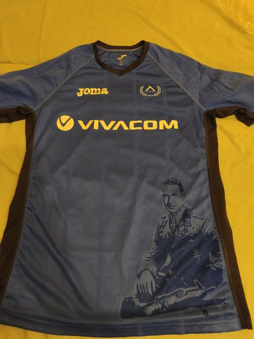 Тениска и шал на Левски .