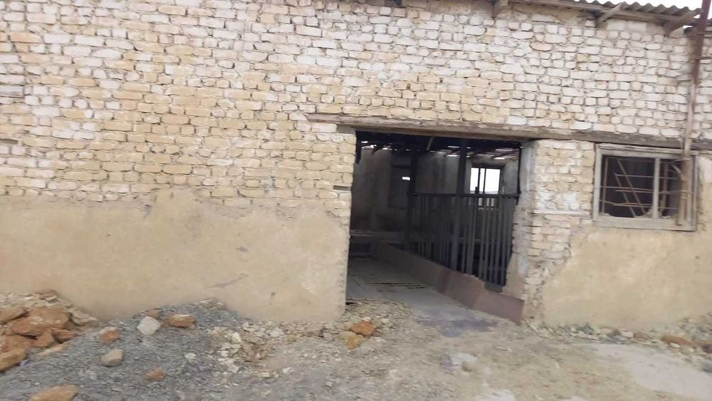 Noturar bino sotiladi