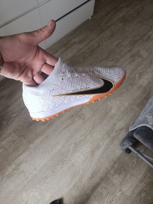 Продам бутсы новые