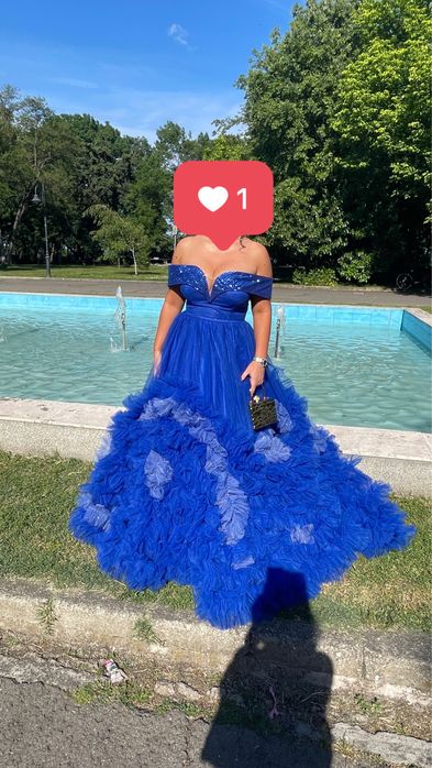 Бална рокля в турско синьо