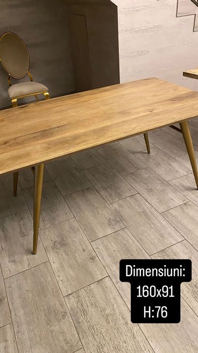 Masa din lemn cu decorațiuni