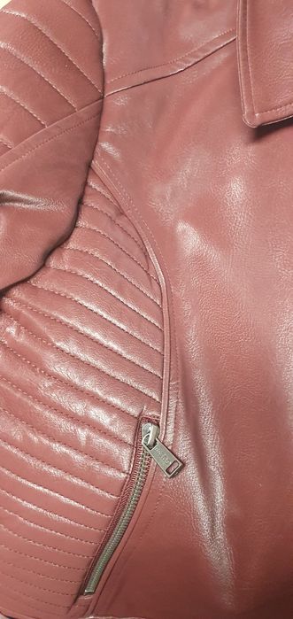 Дамско червено  яке GUESS