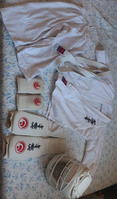 Продам кимоно, шлем, набор для каратэ
