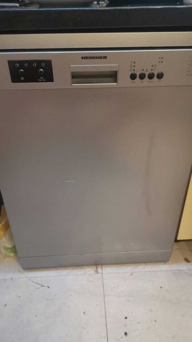 masina spalat vase heinner 60 cm  perfect functionala este in utilizare se poate proba