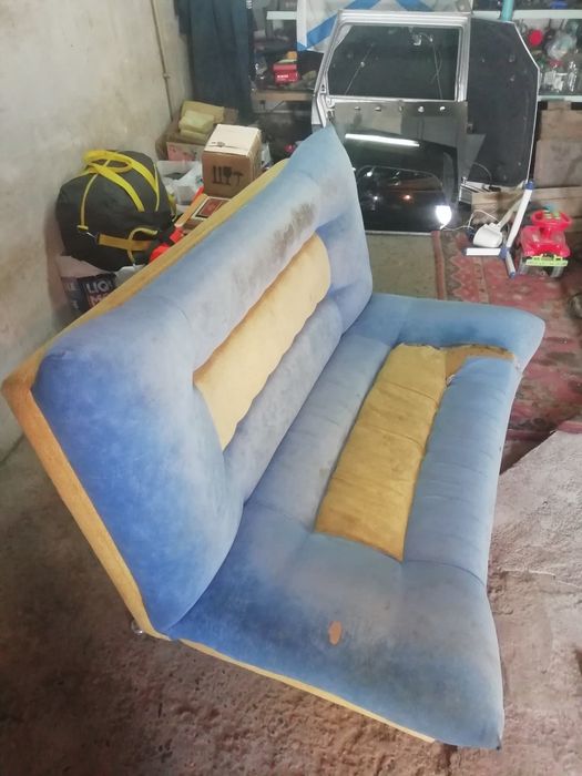 Диван б/у маленький