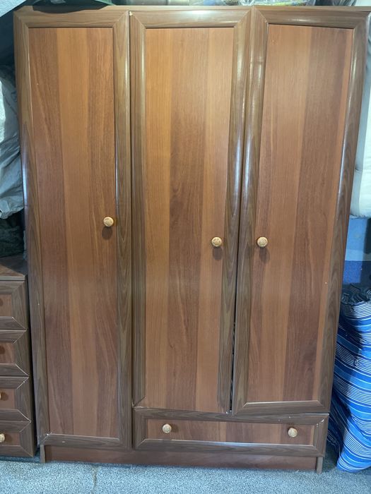 кровать и комнатный гарнитур