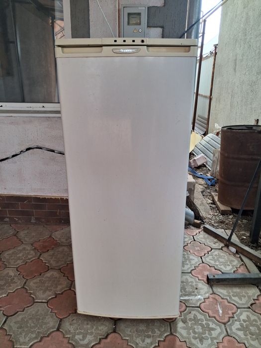 Холодильник с морозильной камерой