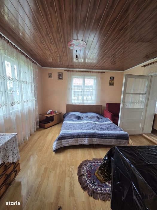 Se vinde casă 4 camere parter Zamostea Suceava 30.000euro + anexe