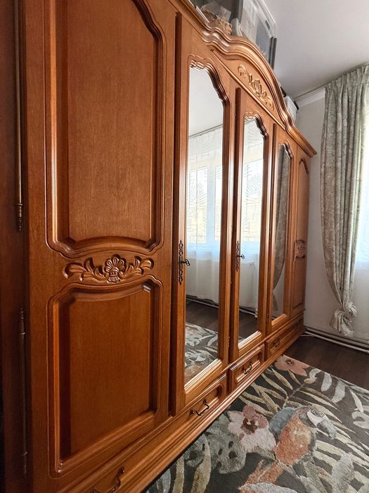 Dormitor din Lemn Masiv – Set Complet (Dulap 5 Uși + Pat + 2 Noptiere)