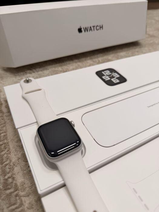 Продам часы apple watch se 2 40mm