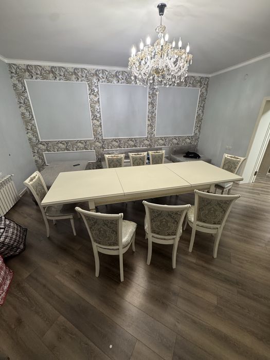 Раскладной стол с 8 стульями
