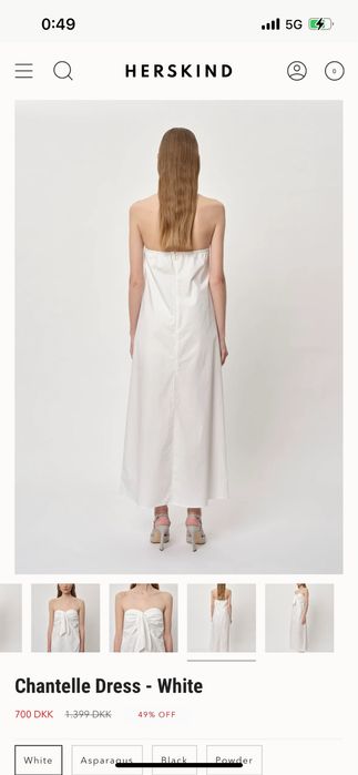 Бяла рокля от плътен памук голи рамене