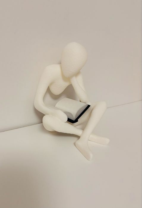 Decoratiune figurina om care citeste nou