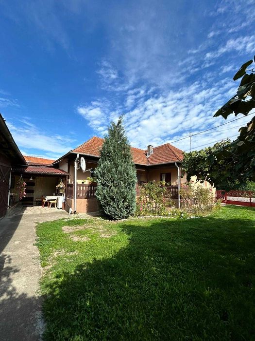 Casa cu curte si gradina, 1100 m2, pozitie centrala, Ciceu Giurgesti