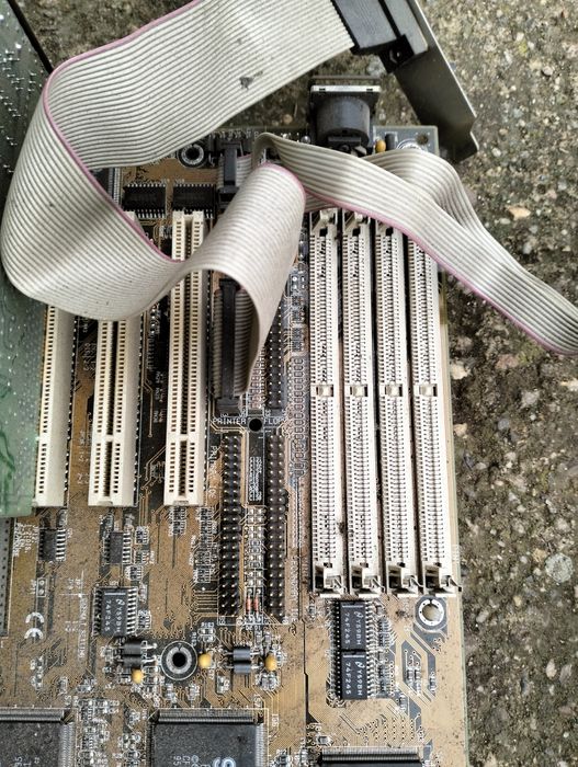 Стара дънна платка за компютър с хард диск