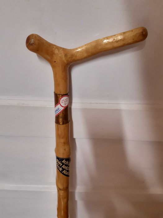 Bastoane medicale din lemn D.B Stockfracht si unul cu craniu metalic