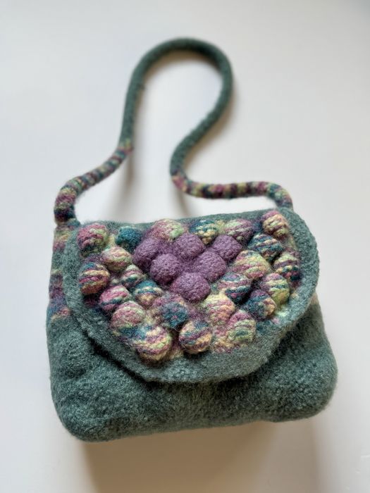 Posete din lana tricotate și impaslite