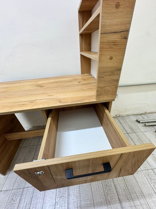 Маникюрный столик, напольные лампы