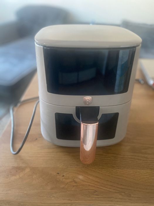 Еърфрайър с капацитет 5 литра и дигитален дисплей.