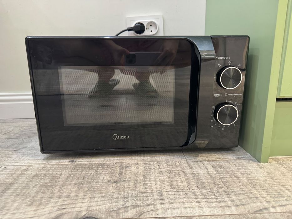Микроволновка Midia MM720C2MV-B