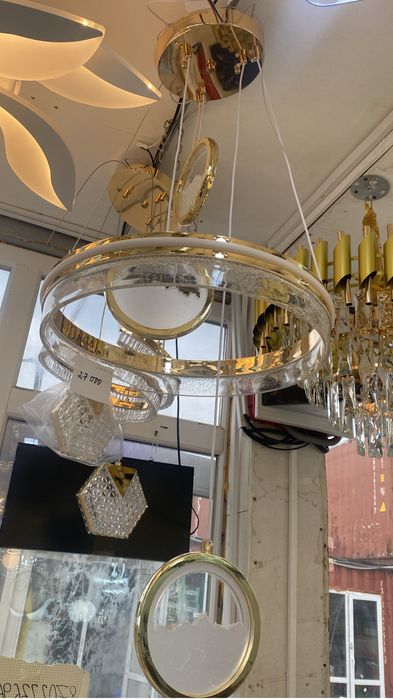 Продам люстры новые