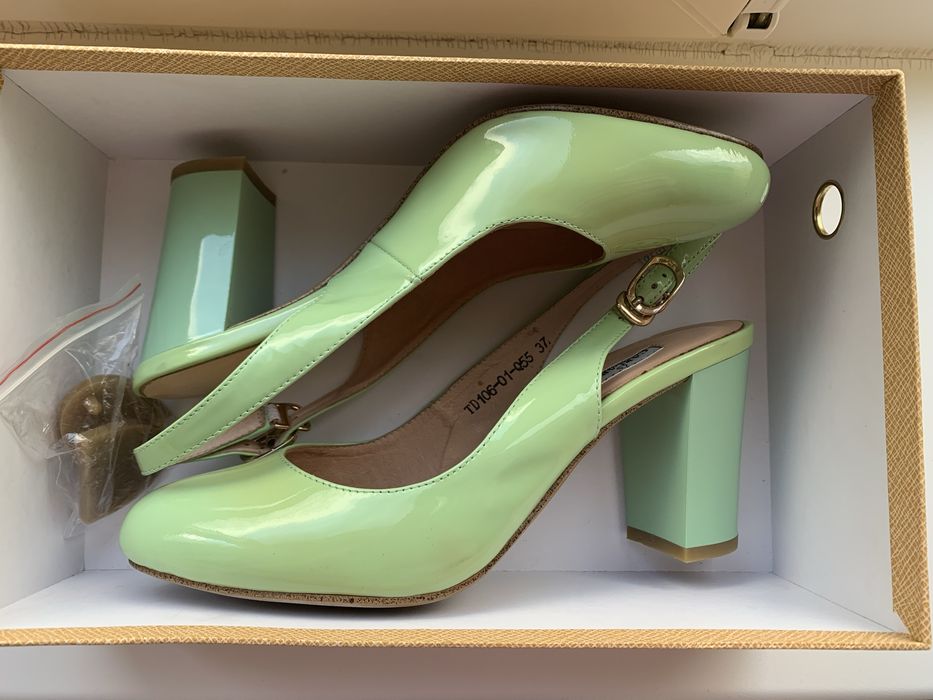 Продам босоножки