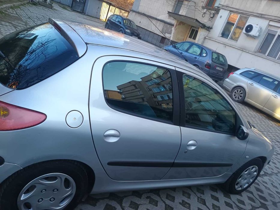 Продавам Пежо 206