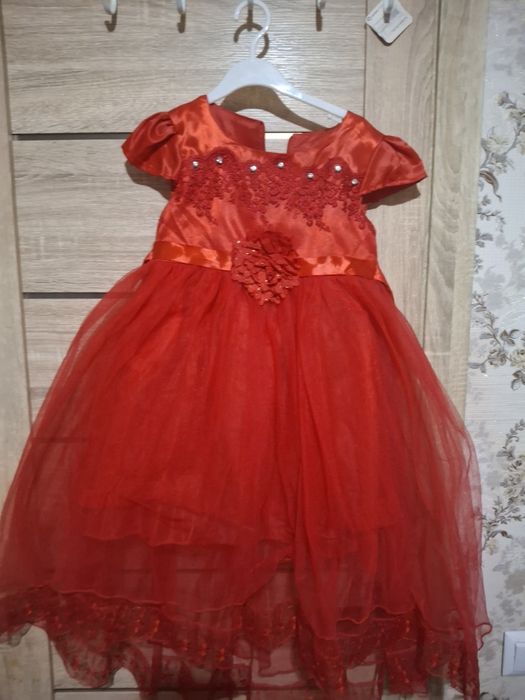 Детское платье  красного цвета