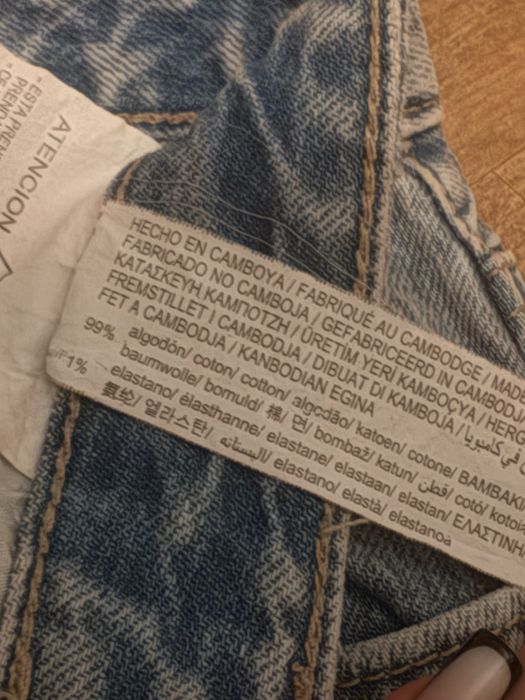 Blugi albastri deschisi