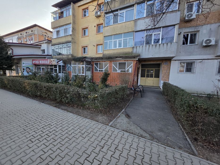 Inchiriez spatiu comercial/birouri langa Policlinica II