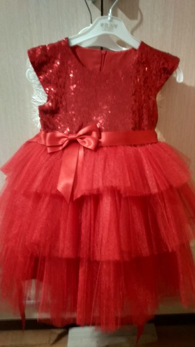 Продам нарядные платья