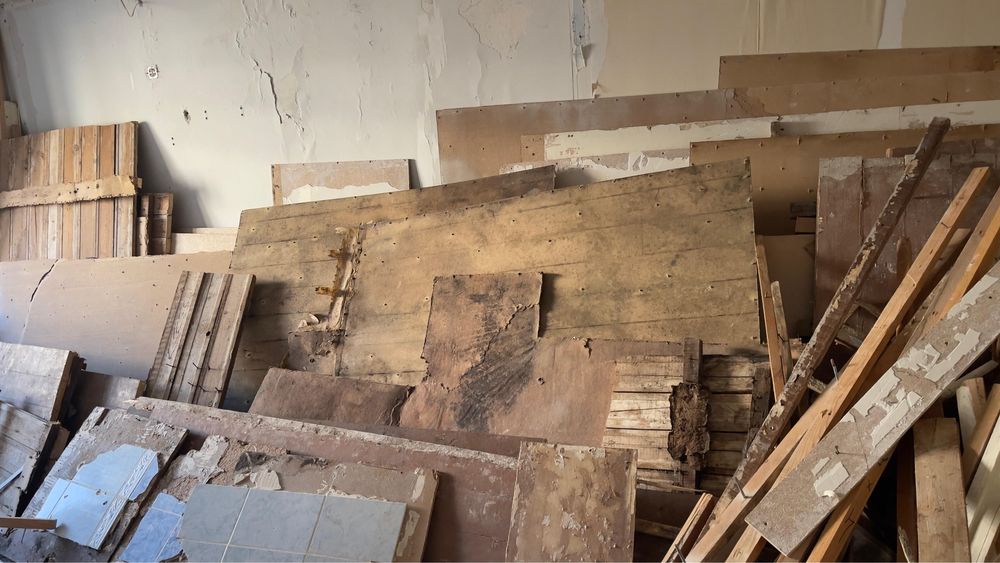 Ағаш полдан шыққан ТЕГІН